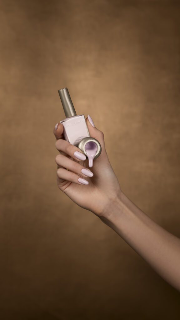 Esileht 335 Rose Opal Hand Product 1 576x1024